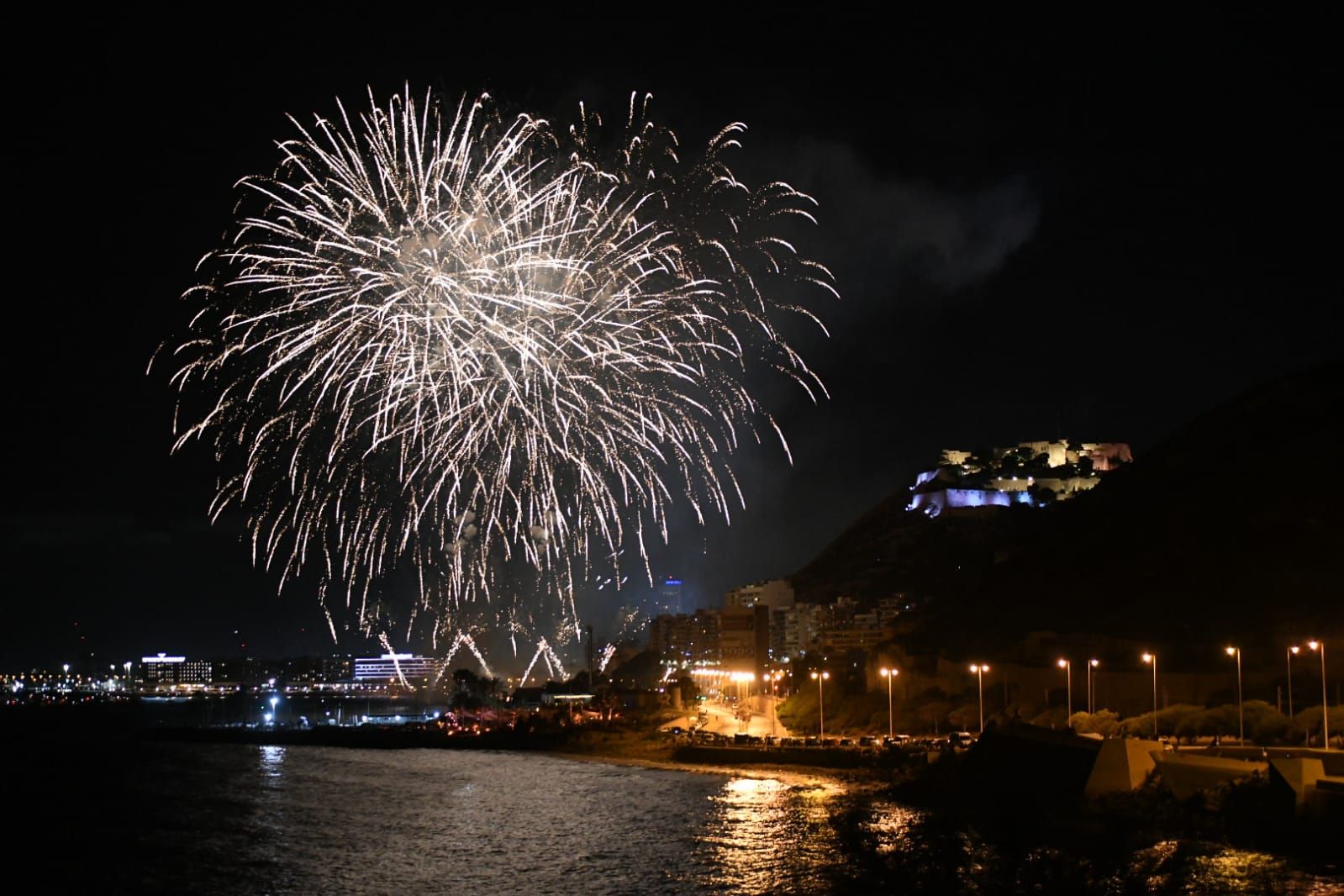 Alicante brilla a la luz de la pólvora en la primera noche de fuegos