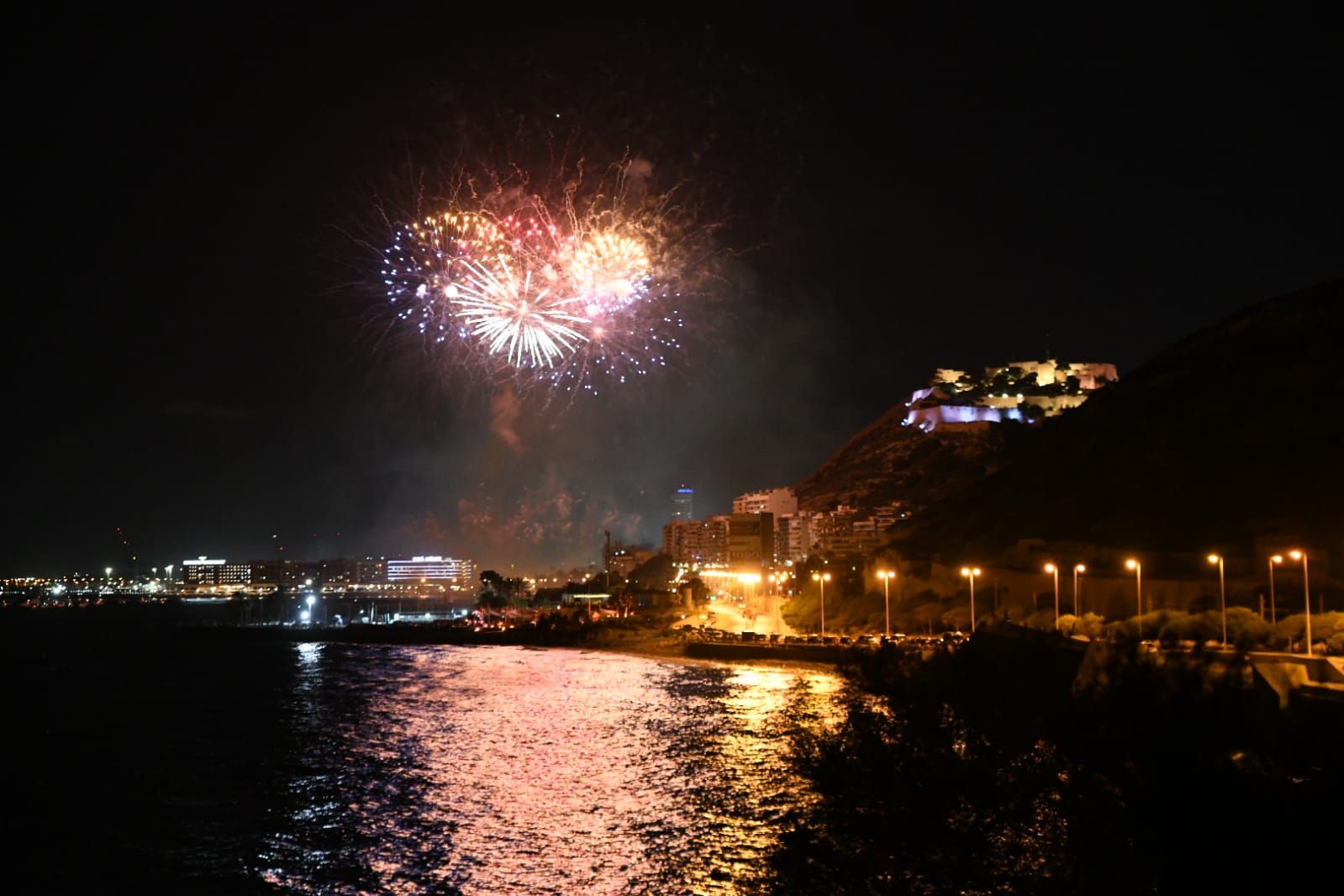 Alicante brilla a la luz de la pólvora en la primera noche de fuegos