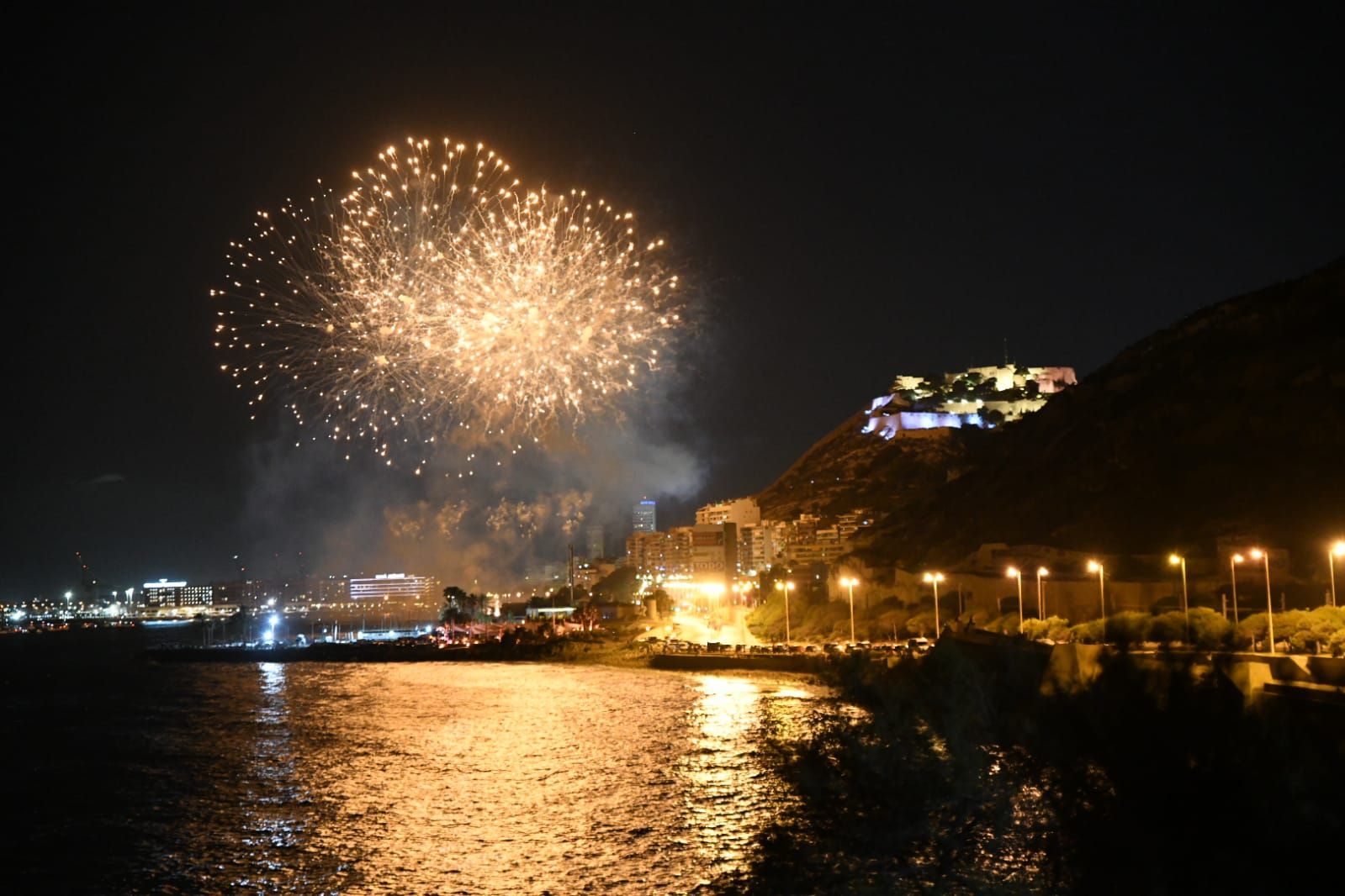 Alicante brilla a la luz de la pólvora en la primera noche de fuegos