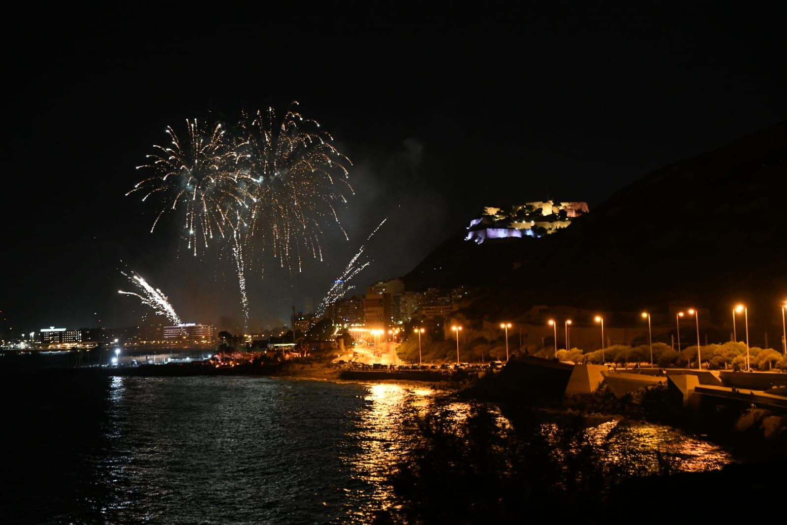 Alicante brilla a la luz de la pólvora en la primera noche de fuegos