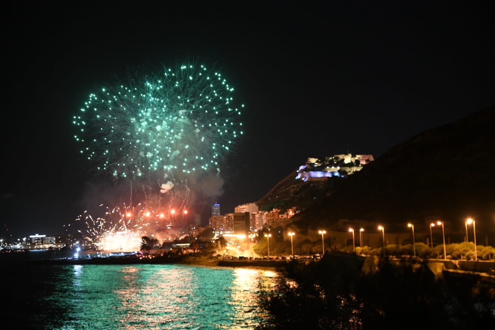 Alicante brilla a la luz de la pólvora en la primera noche de fuegos