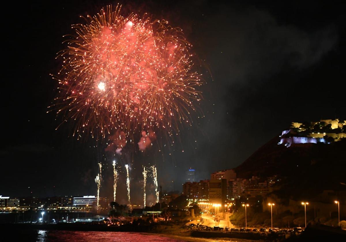 Alicante brilla a la luz de la pólvora en la primera noche de fuegos