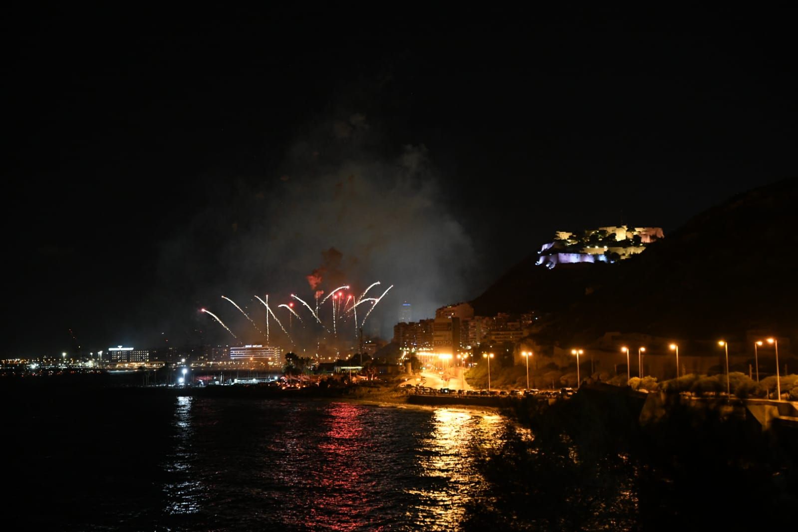 Alicante brilla a la luz de la pólvora en la primera noche de fuegos