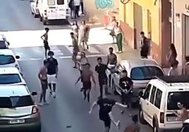 Imagen de la pelea entre vecinos de Petrer y un grupo de menores magrebíes.