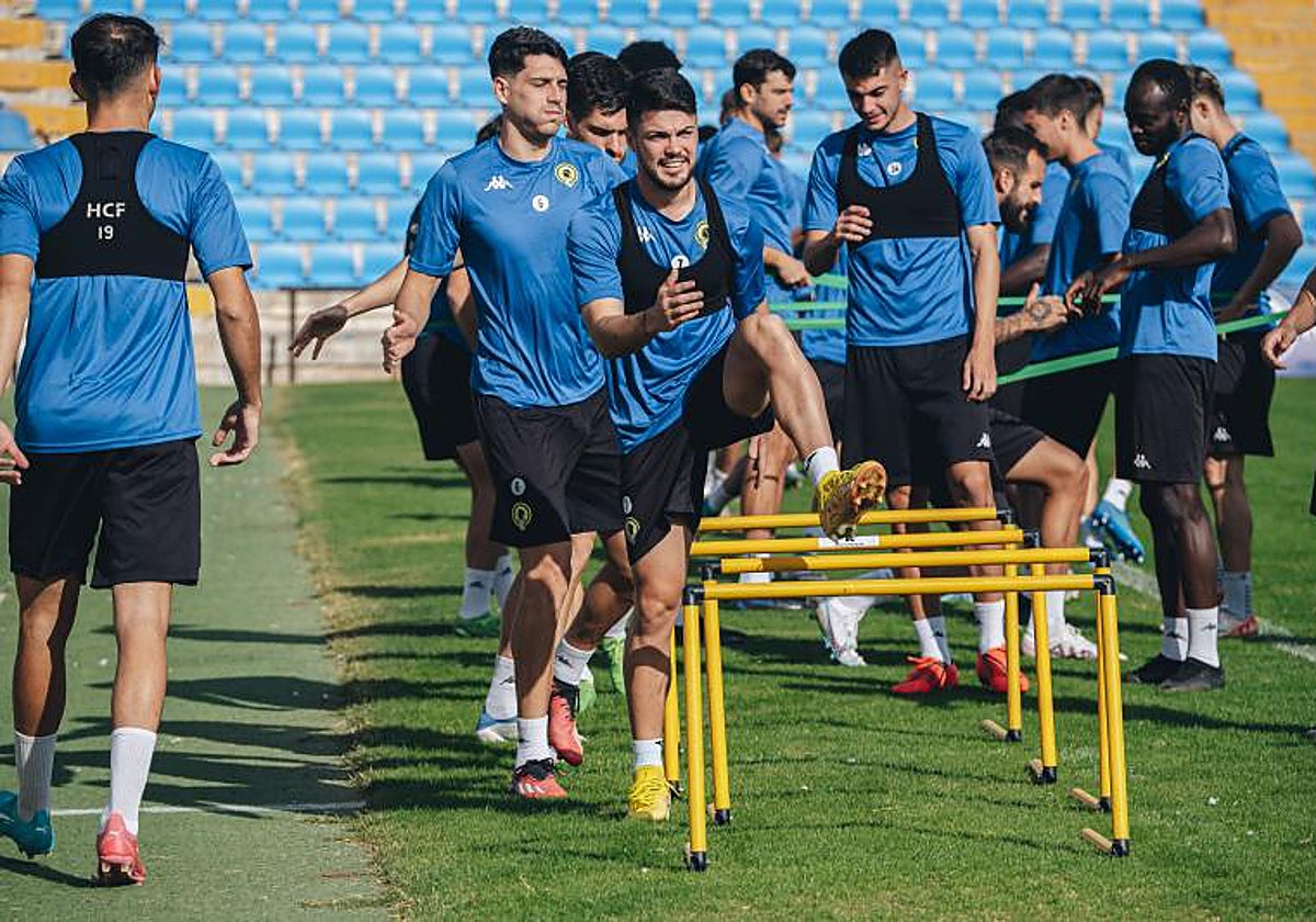 La plantilla del Hércules se ejercita en el Rico Pérez, con Alvarito en primer término.