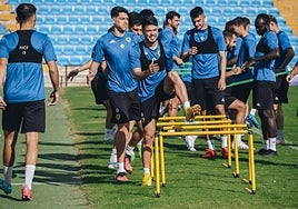 La plantilla del Hércules se ejercita en el Rico Pérez, con Alvarito en primer término.