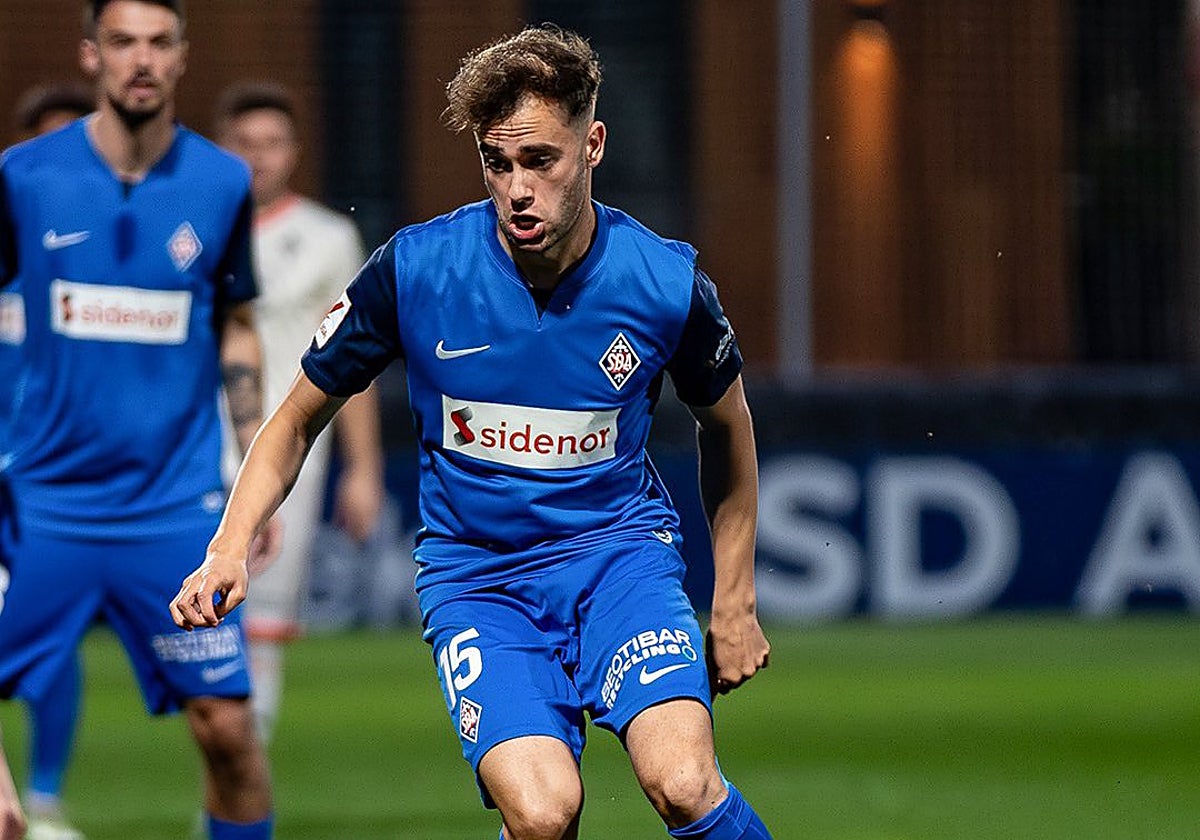 Álvaro Núñez, durante un partido con el Amorebieta.