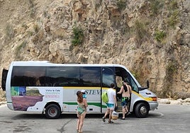 Imagen de archivo del bus gratuito a la cala del Moraig.