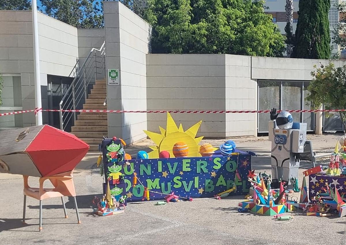 Imagen secundaria 1 - Usuarios de DomusVi Babel con miembros de la hoguera Florida Sur en la cremà.