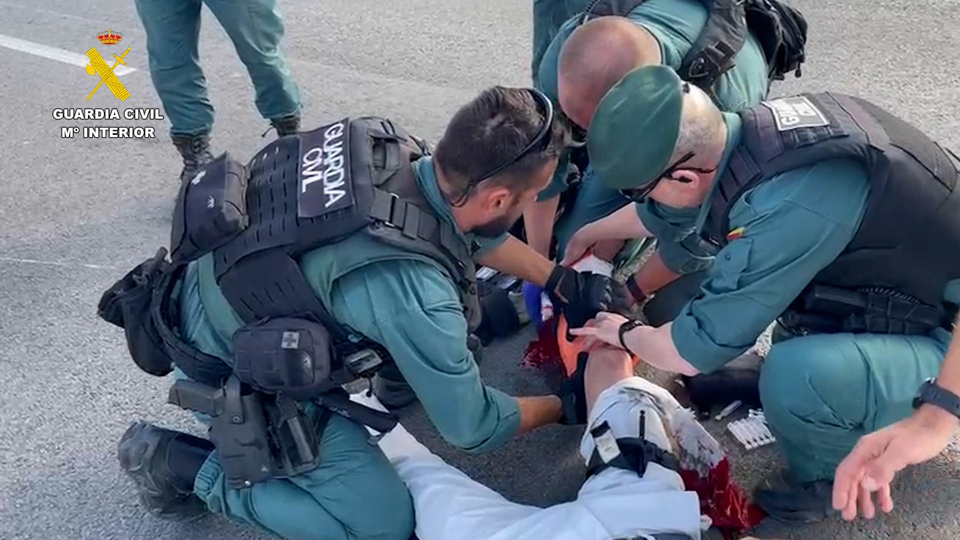 Imagen secundaria 2 - Guardias civiles realizan un torniquete a un motorista que se destrozó la pierna tras un accidente en Torrevieja