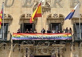 Despliegue de pancarta en el Ayuntamiento de Alicante.