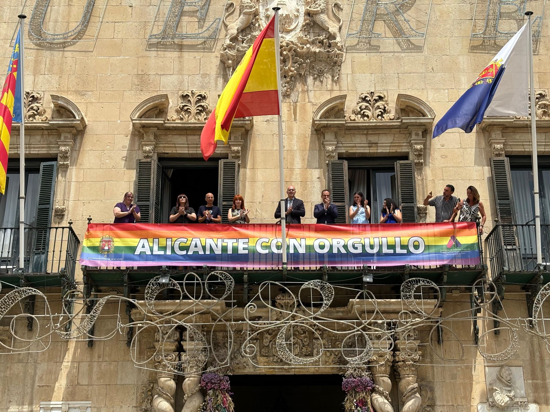 Despliegue de pancarta en el Ayuntamiento de Alicante.