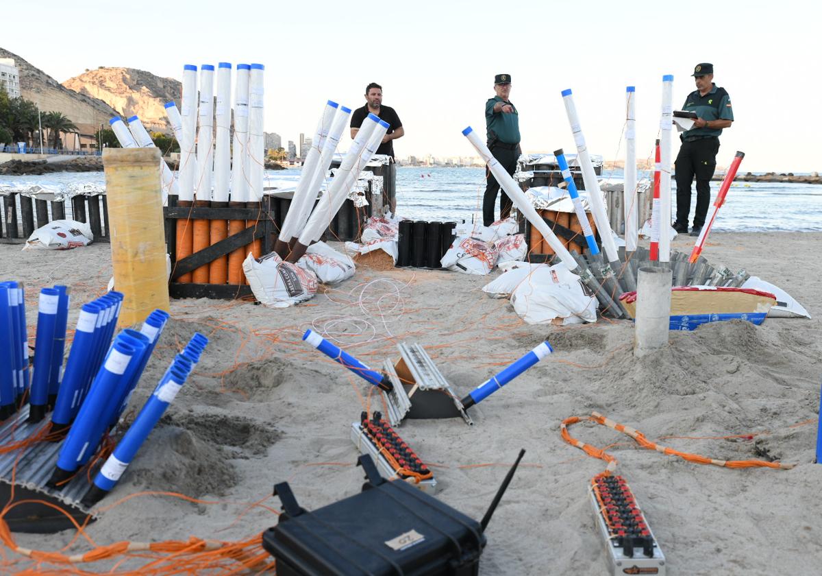 Agentes de la Unidad de Intervención de Armas y Explosivos de la Guardia Civil durante la inspección de uno de los castillos.