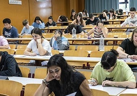 Estudiantes alicantinos realizando pruebas de acceso a la universidad.