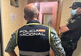 Agentes de Policía, en el registro del domicilio.
