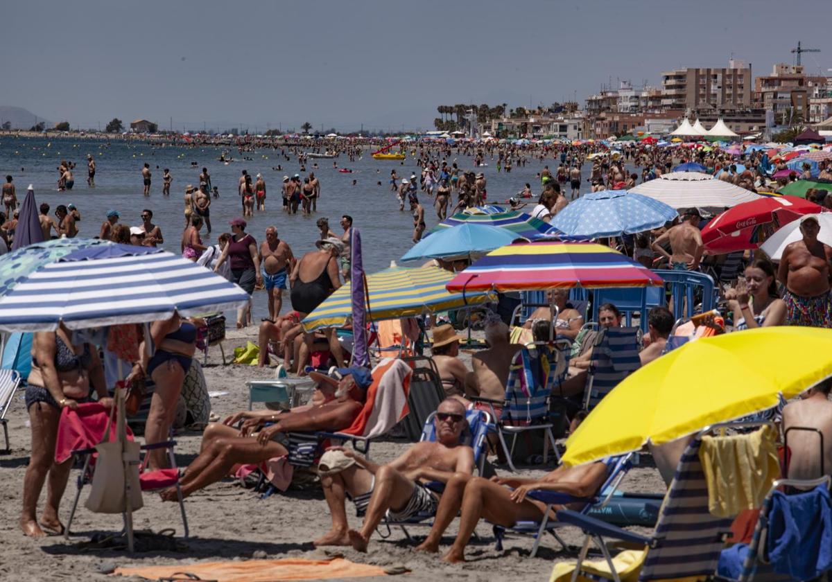 Bañistas en la playa de Santa Pola.