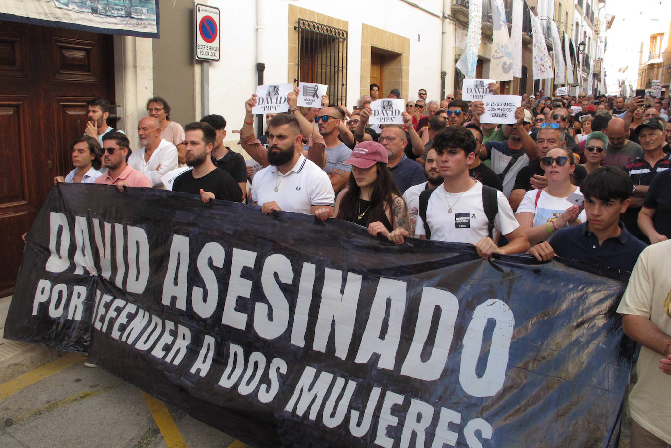 Manifestación de repulsa en Gata de Gorgos por el asesinato de David Lledó