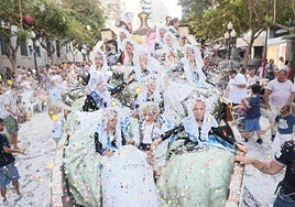 Coso multicolor por las calles de Alicante.