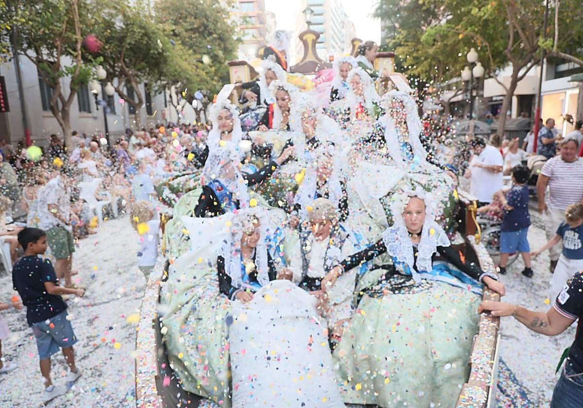 Coso multicolor por las calles de Alicante.