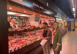 La concejal de Comercio, Lidia López, visita un puesto.