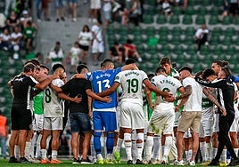 Piña de los jugadores del Elche tras el último partido de Liga.