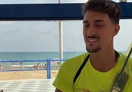 Juanlu de la Rosa canta en el descanso del trabajo mientras estudia.