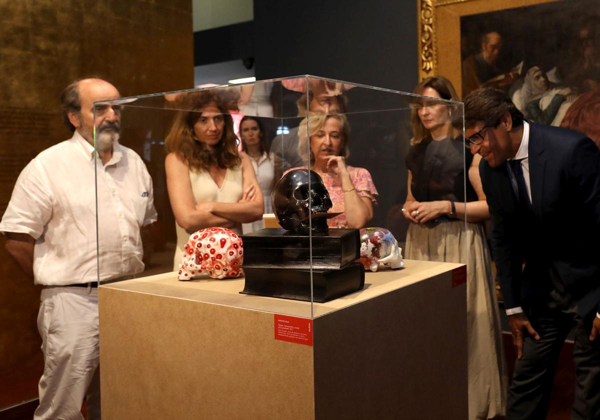 El diputado de Cultura de la Diputación de Alicante, Juan de Dios Navarro, junto al director del Mubag, Jorge A. Soler, y la comisaria de la exposición, Alicia Ventura.