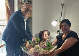 El alcalde de Ibi felicita a Juana María por su cumpleaños.