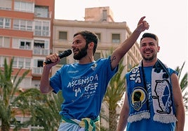 Candelas y Alvarito celebran el ascenso en Luceros.