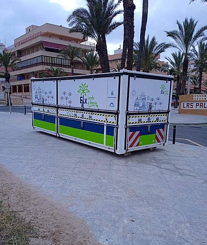 Imagen secundaria 2 - Arenales estrena este verano un punto limpio móvil informatizado