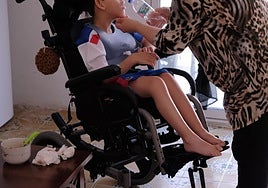 Hijo con parálisis cerebral del matrimonio que iba a ser desahuciado en Alicante.