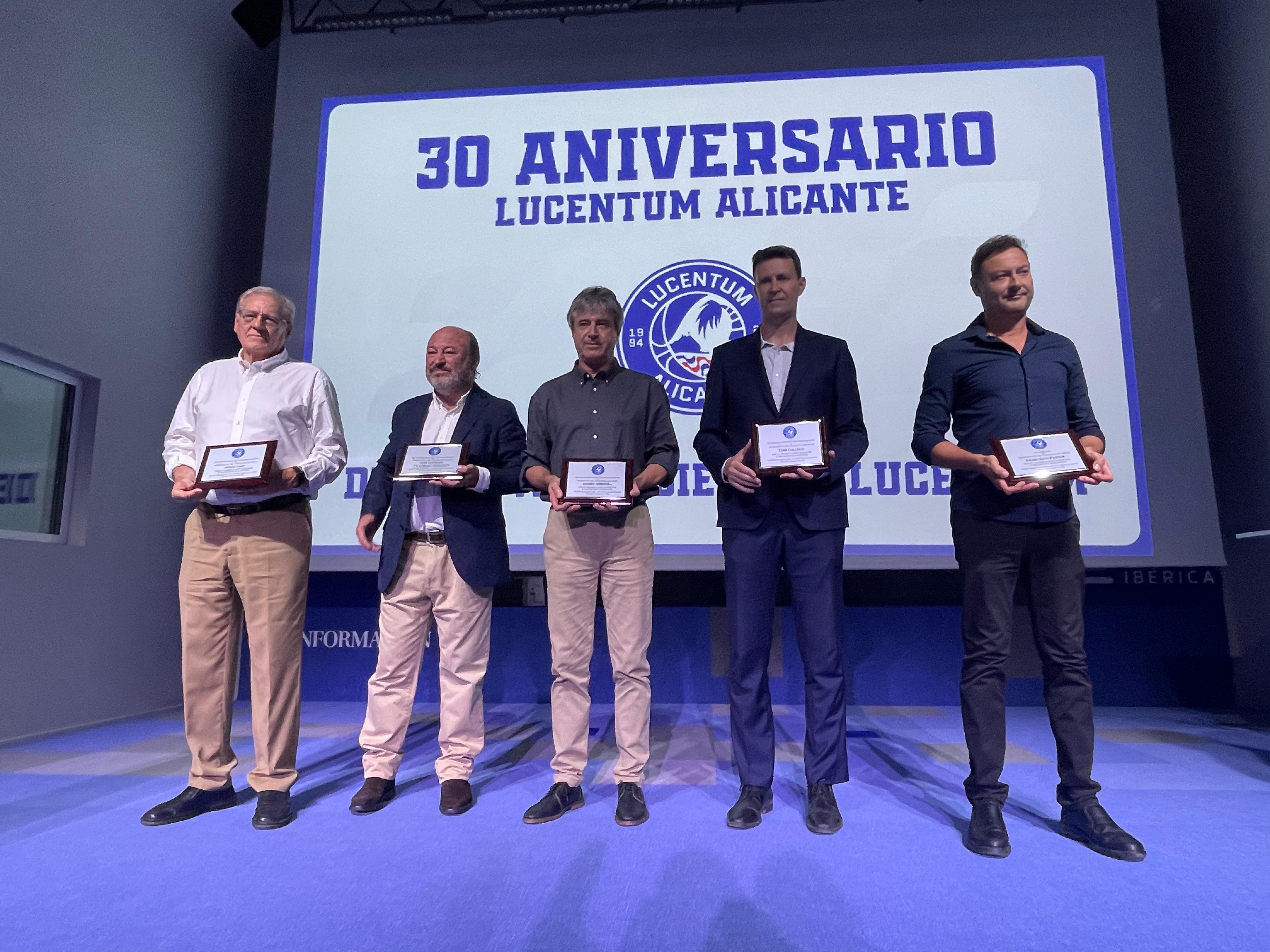 Los cinco presidentes de la historia del club, Paco Pastor (hijo), Luis Castillo, Miguel Cano y Dani Adriasola junto al Concejal de Deportes.