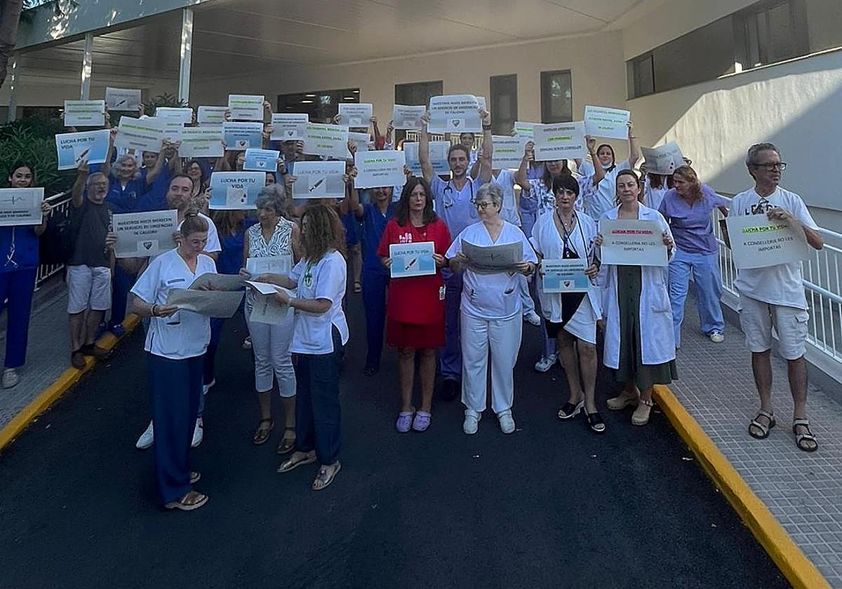 Sanitarios concentrados frente a las Urgencias del Hospital de Sant Joan.