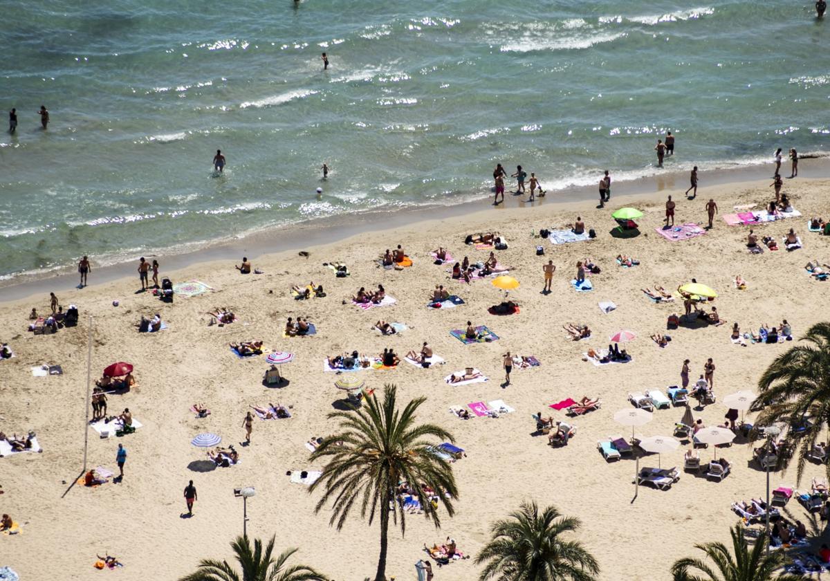 La playa del Postiguet en un día de calor.