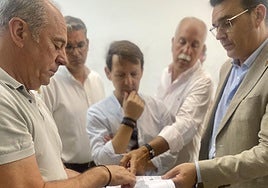 El alcalde de Mutxamel, Rafael García Berenguer, revisa los plano de la nueva oficina de SUMA en la localidad.