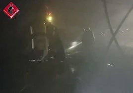 Los bomberos, en el interior de la nave.