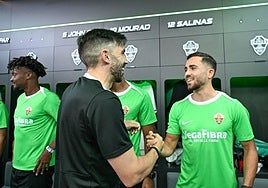 Sarabia saluda a los jugadores del Elche en su primer día de trabajo.