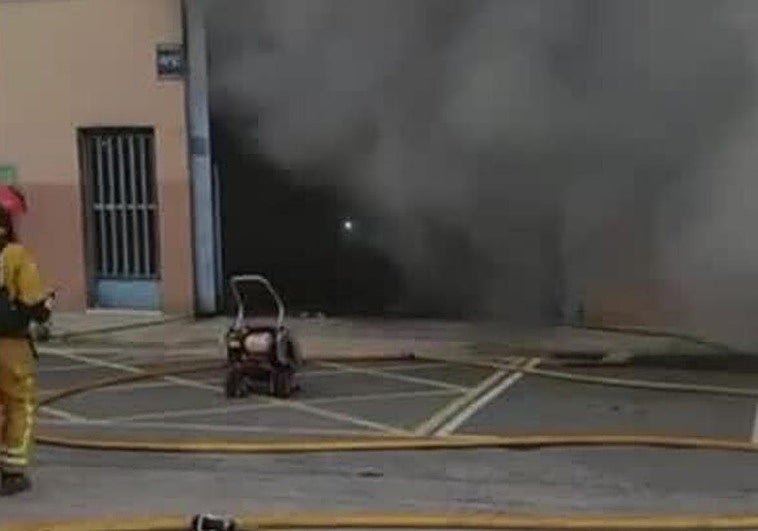 Imágenes del incendio de la nave industrial en Elche.