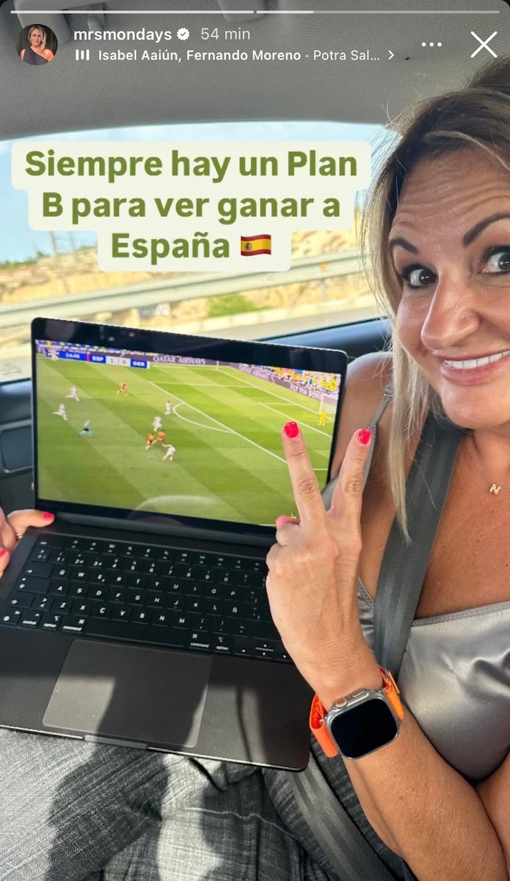 Nuria Montes sigue el partido de España desde el coche.