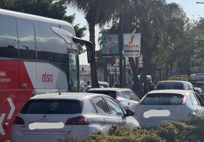 Coches retenidos por el accidente.