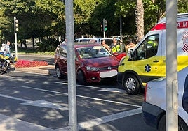 El coche accidentado en la avenida de Elche.