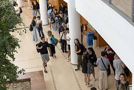 Estudiantes en el campus de la UA antes de ralizar un exámen de la EBAU.