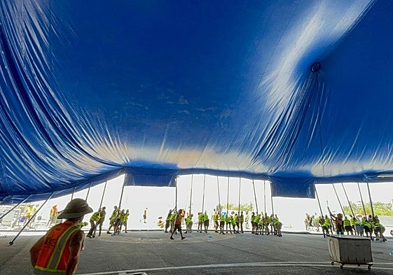 Levantamiento de la carpa del Circo del Sol en Alicante.