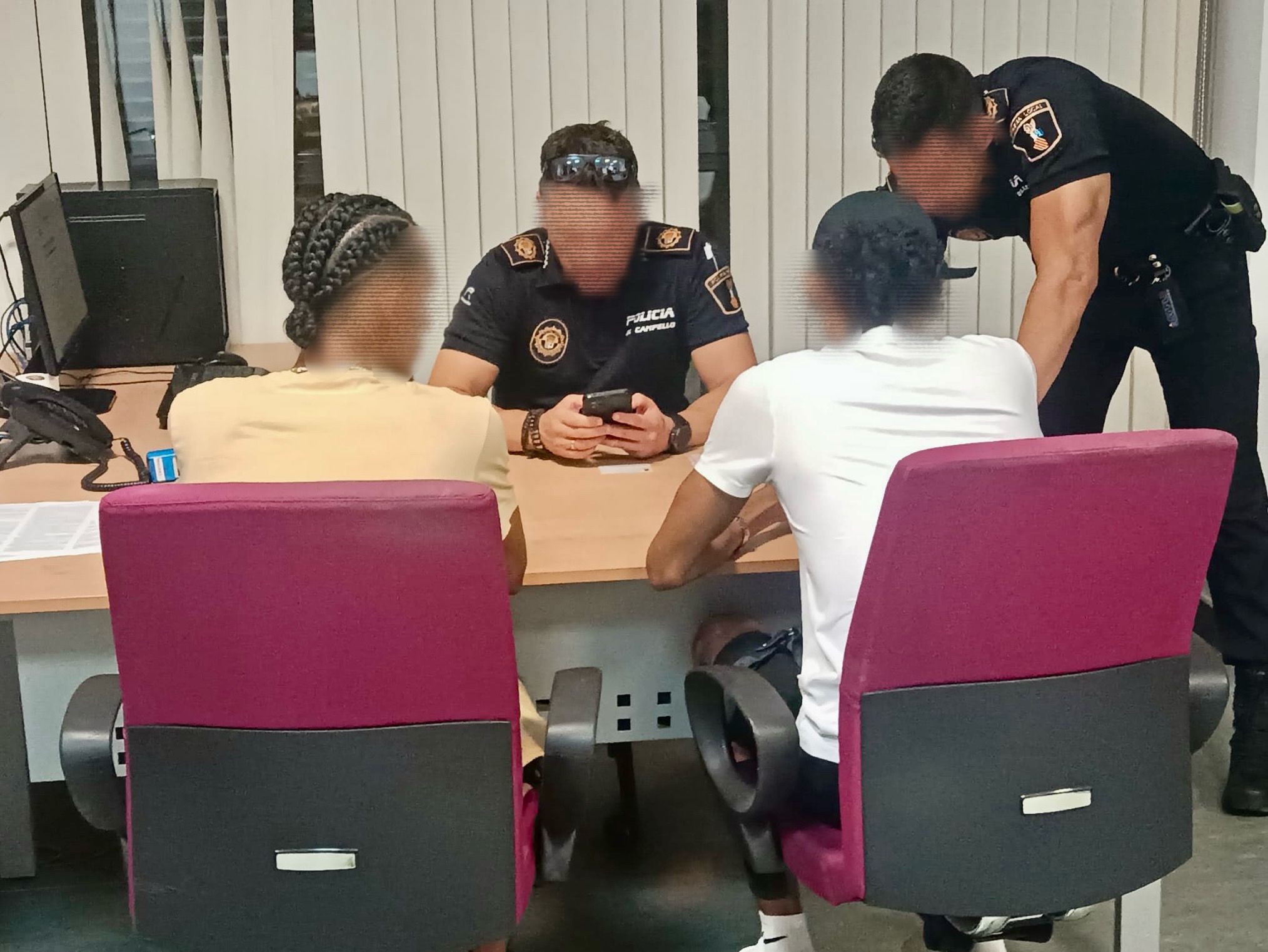 El infractor junto a su hermano en la comisaria de El Campello