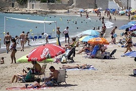 Playa de la Albufereta, durante el verano.