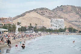 Playa del Postiguet llena de gente