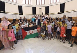El presidente de la Diputación, con la delegación de niños saharauis.