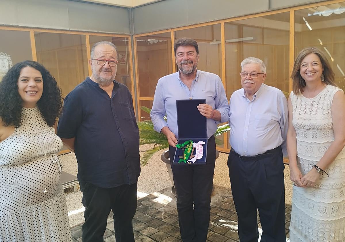 Barcala y Cutanda entregan las llaves del Ayuntamiento a los Moros y Cristianos de San Blas.