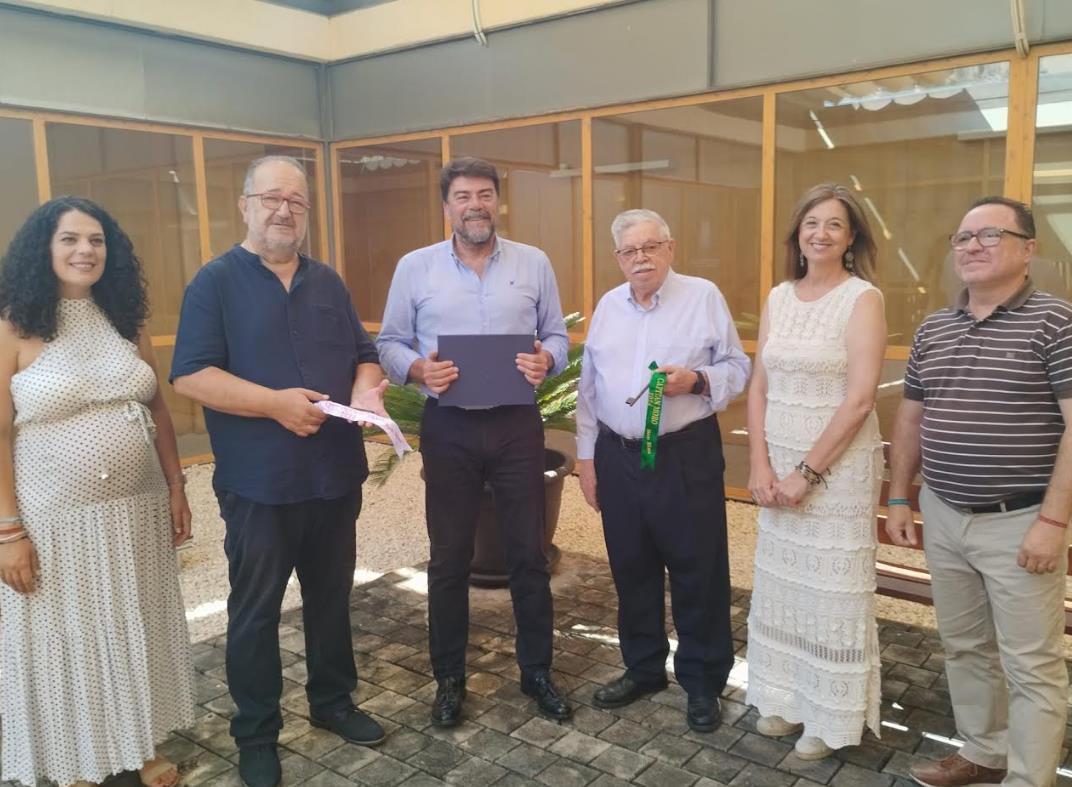 Barcala y Cutanda entregan las llaves del Ayuntamiento a los Moros y Cristianos de San Blas.