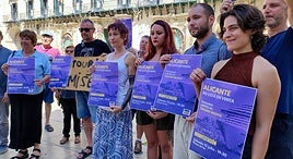 Integrantes de la plataforma ciudadana en la rueda de prensa en la Plaza del Ayuntamiento de Alicante.